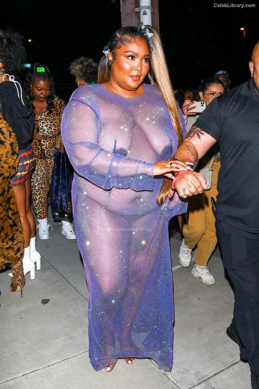 Lizzo photo 21 of 159