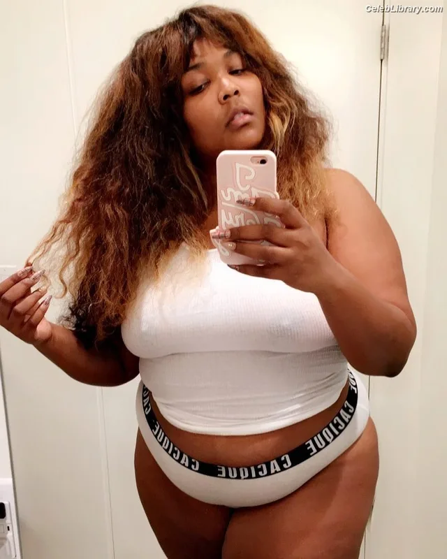 Lizzo photo 18 of 159