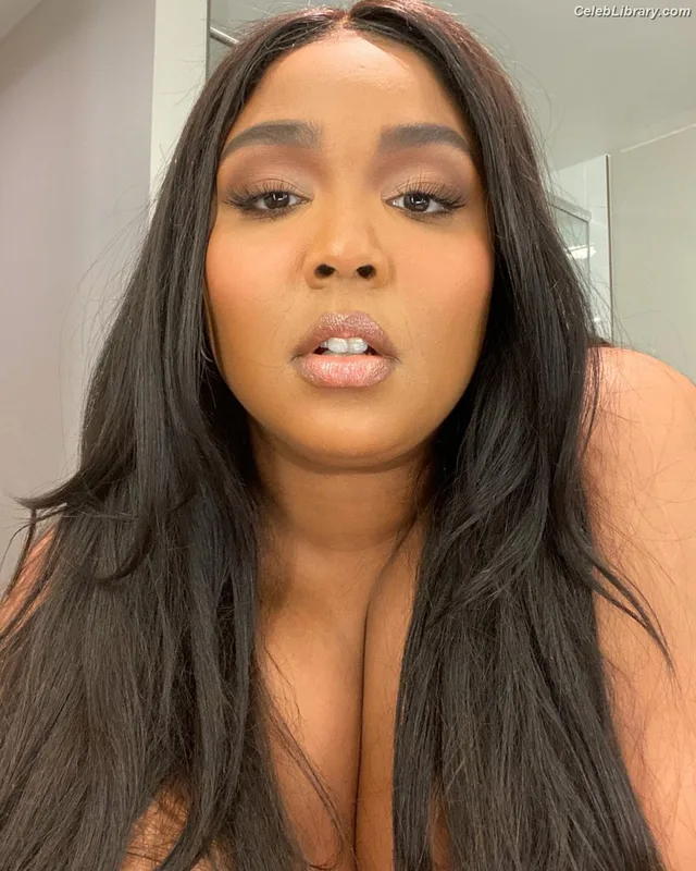 Lizzo photo 22 of 159