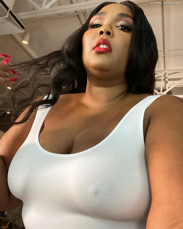 Lizzo photo 5 of 159