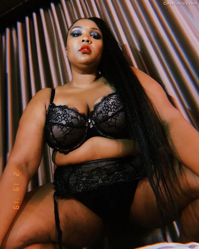 Lizzo photo 8 of 159