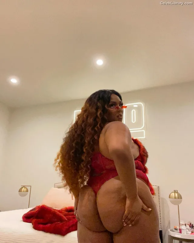 Lizzo photo 9 of 159