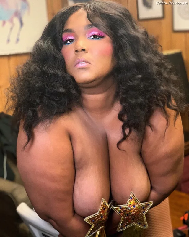 Lizzo photo 11 of 159