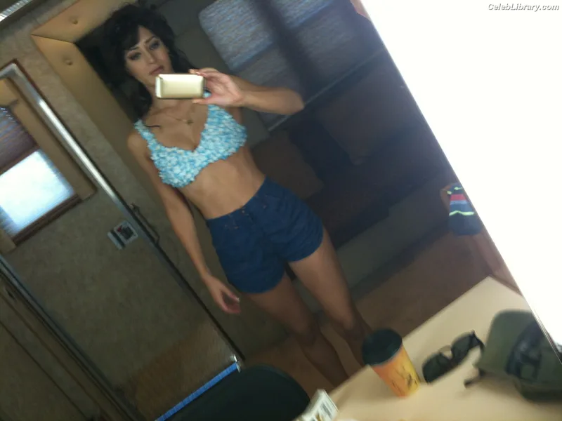 Lizzy Caplan photo 1 of 76