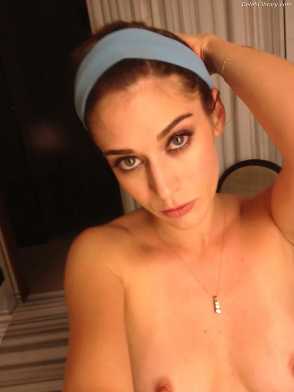 Lizzy Caplan photo 10 of 76