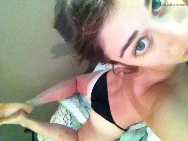 Lizzy Caplan photo 13 of 76
