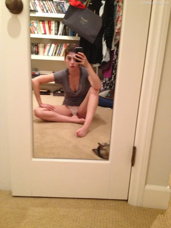 Lizzy Caplan photo 18 of 76
