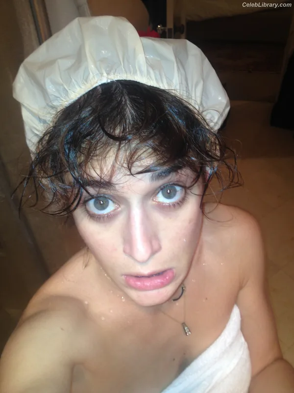 Lizzy Caplan photo 19 of 76