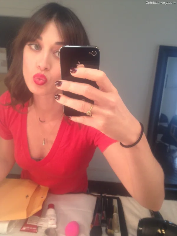 Lizzy Caplan photo 3 of 76
