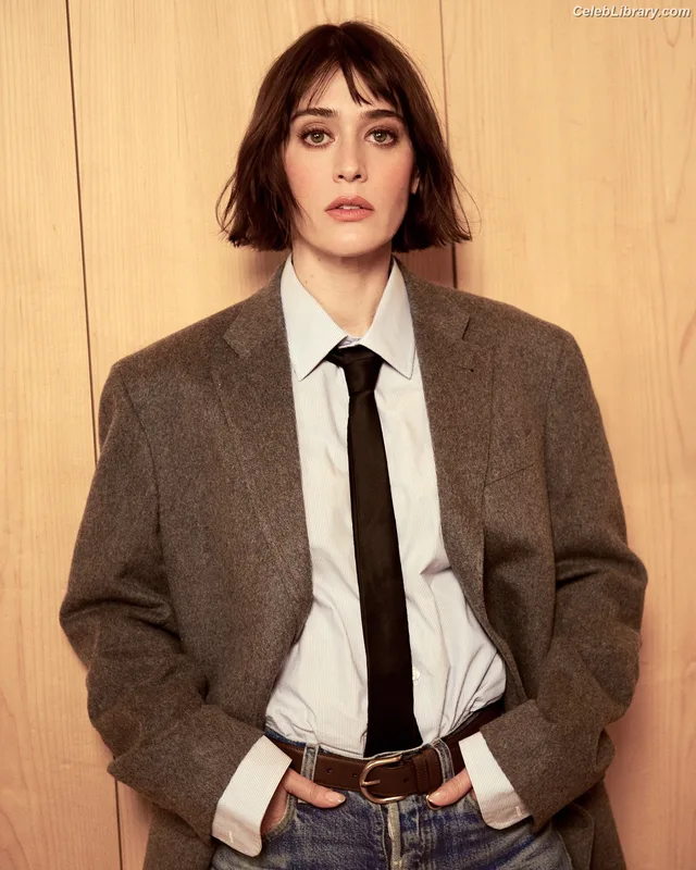 Lizzy Caplan photo 6 of 76