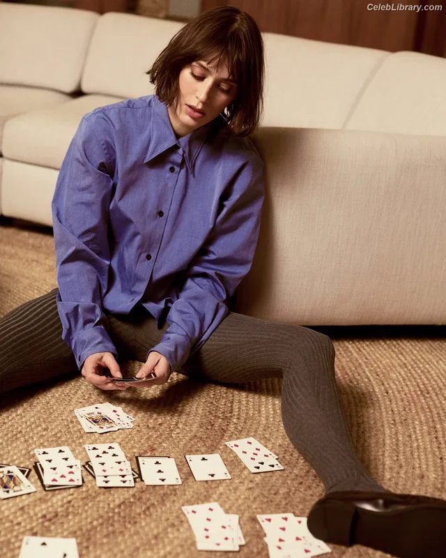 Lizzy Caplan photo 7 of 76
