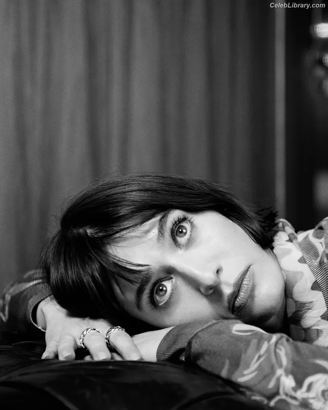 Lizzy Caplan photo 9 of 76