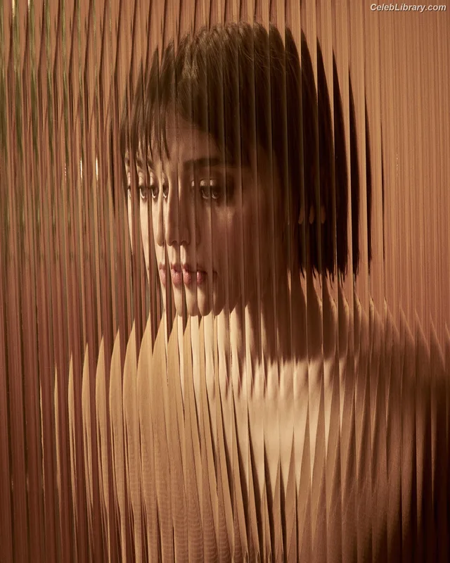Lizzy Caplan photo 11 of 76