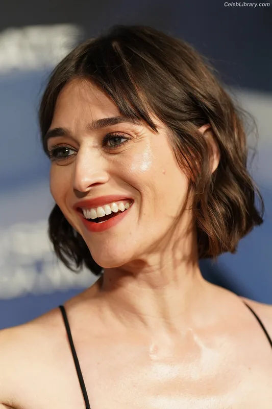 Lizzy Caplan photo 19 of 76