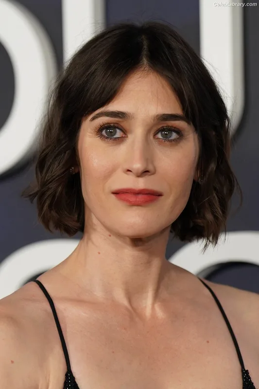 Lizzy Caplan photo 22 of 76