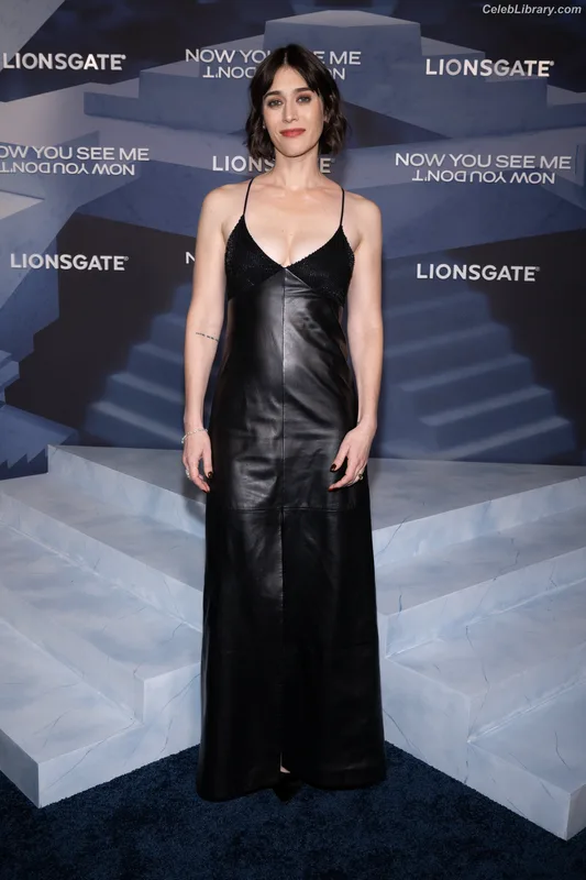 Lizzy Caplan photo 5 of 76