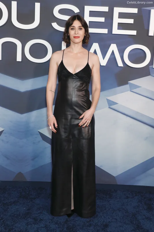Lizzy Caplan photo 12 of 76