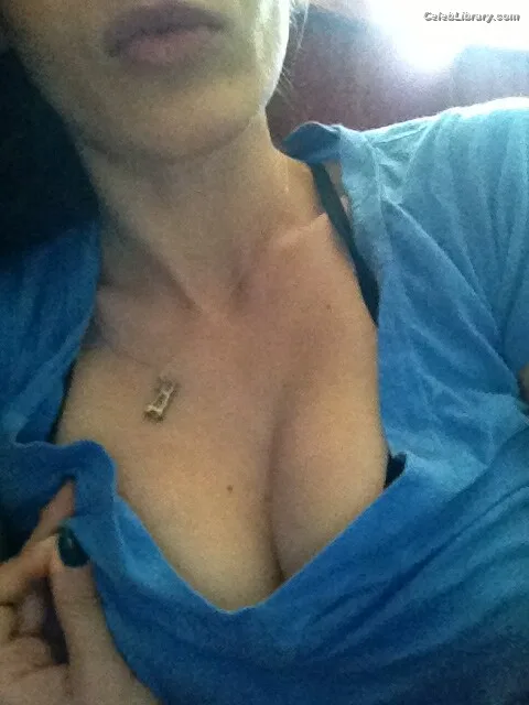 Lizzy Caplan photo 18 of 76