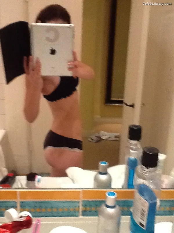 Lizzy Caplan photo 20 of 76