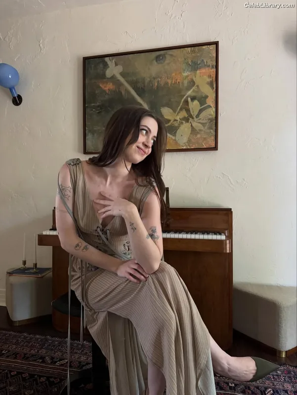 Lizzy McAlpine photo 3 of 61