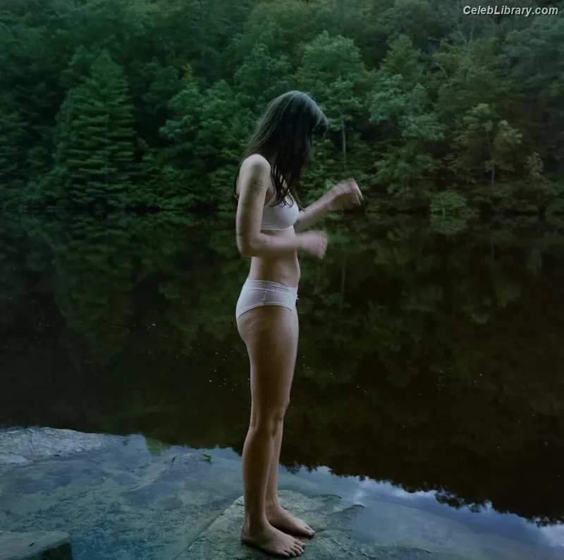 Lizzy McAlpine photo 16 of 61