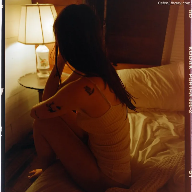 Lizzy McAlpine photo 6 of 61