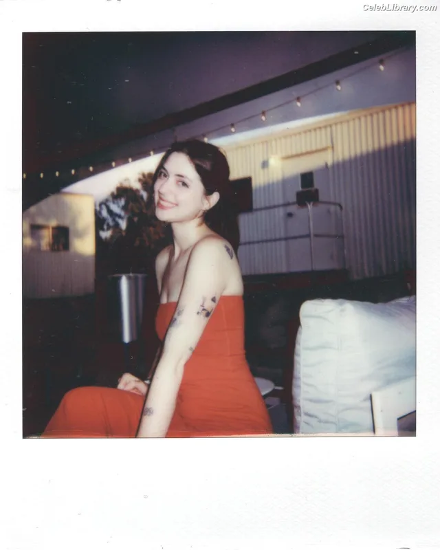 Lizzy McAlpine photo 16 of 61