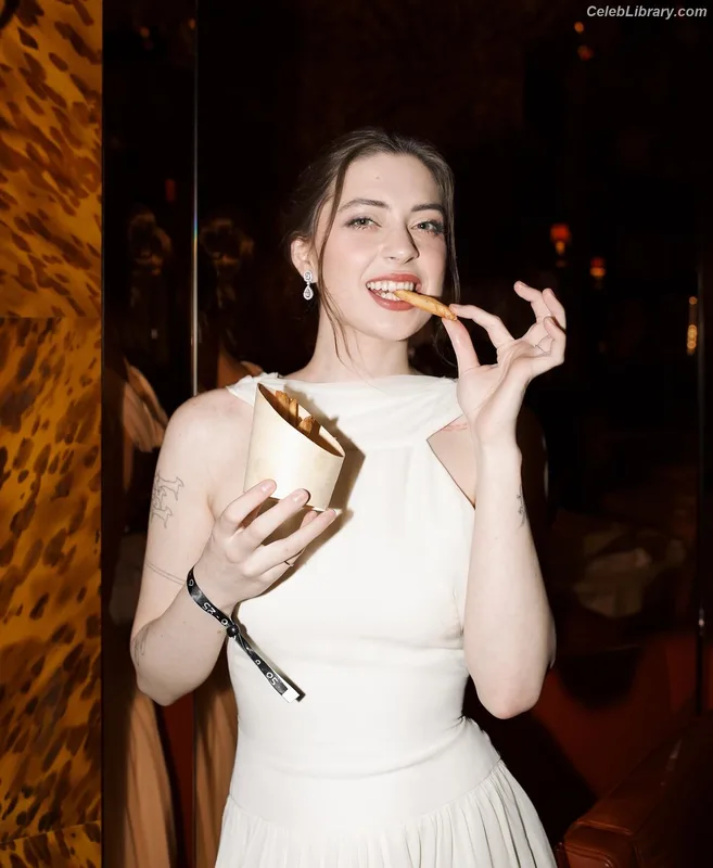 Lizzy McAlpine photo 5 of 61
