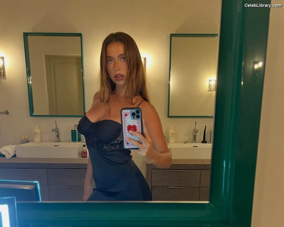 Lola Consuelos photo 22 of 34
