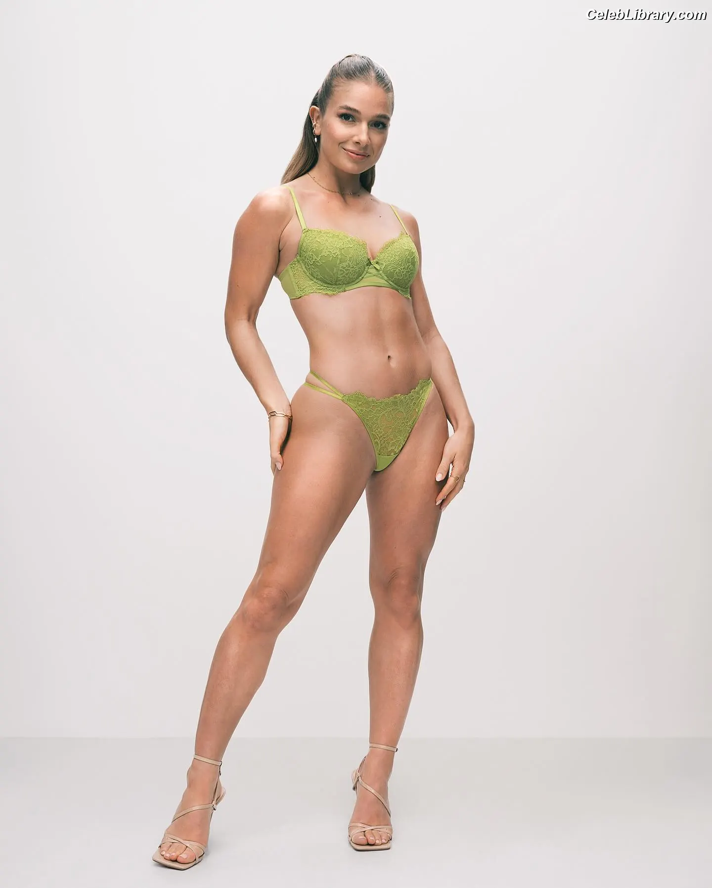 Lola Weippert photo 17 of 313
