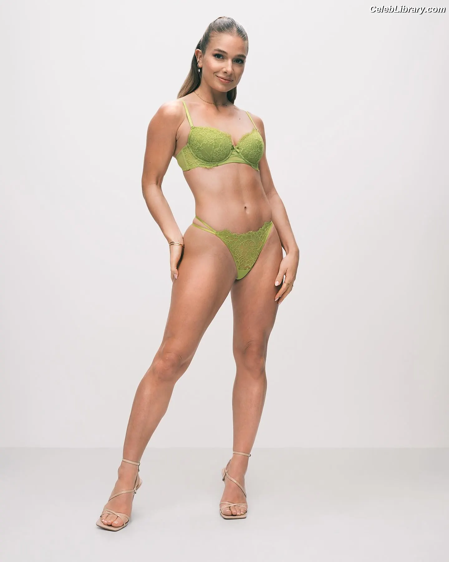Lola Weippert photo 1 of 313