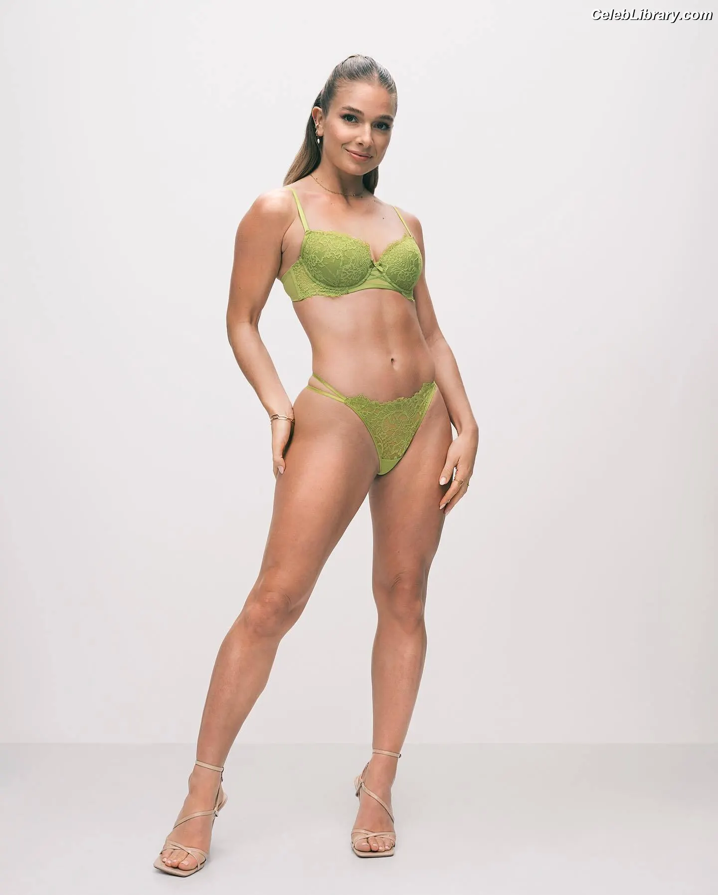Lola Weippert photo 24 of 313