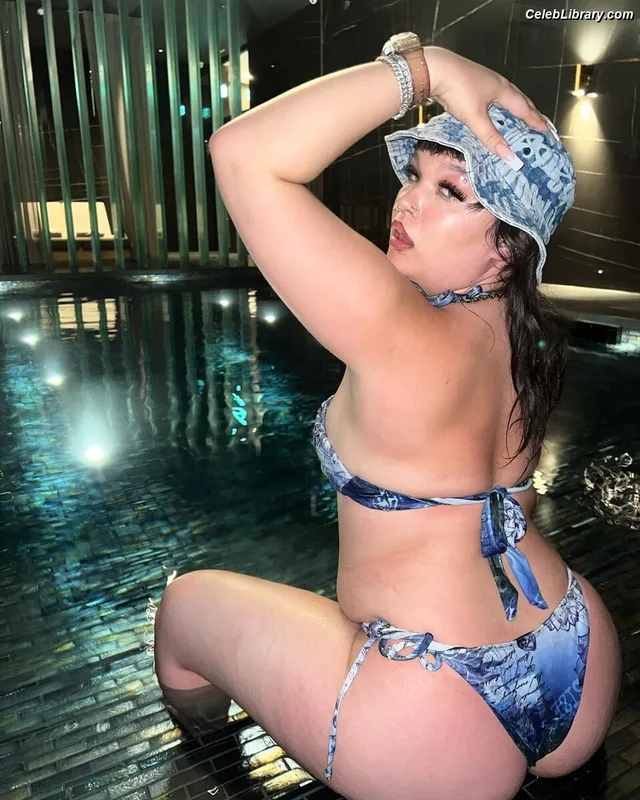 Lola Young photo 12 of 41