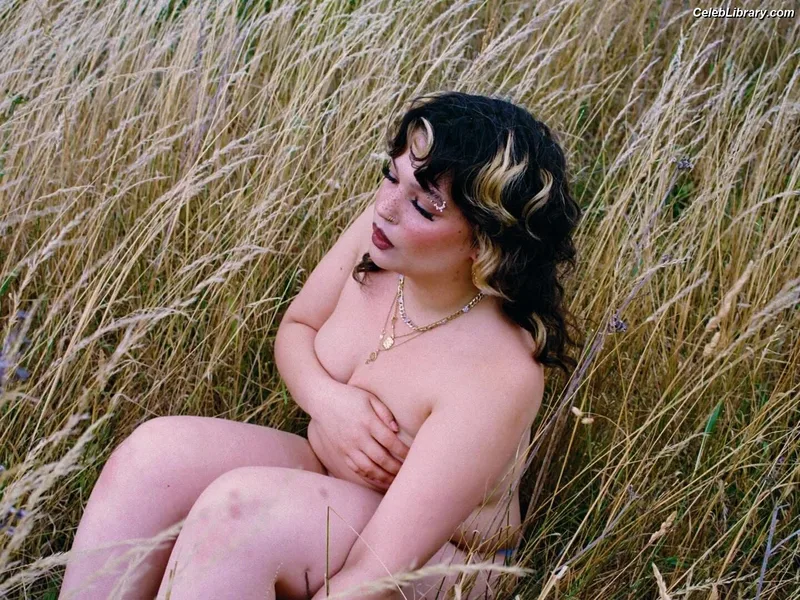 Lola Young photo 10 of 41