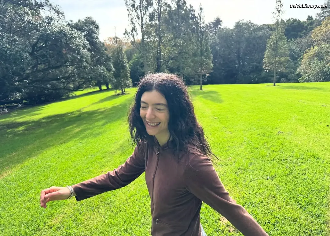 Lorde photo 7 of 543