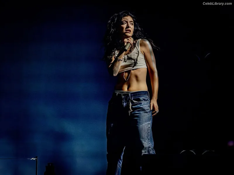 Lorde photo 15 of 540