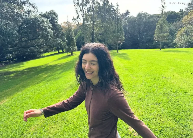 Lorde photo 6 of 540