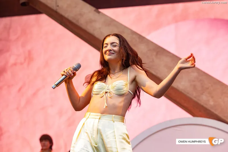 Lorde photo 15 of 540