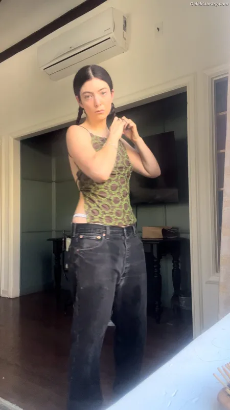 Lorde photo 3 of 540