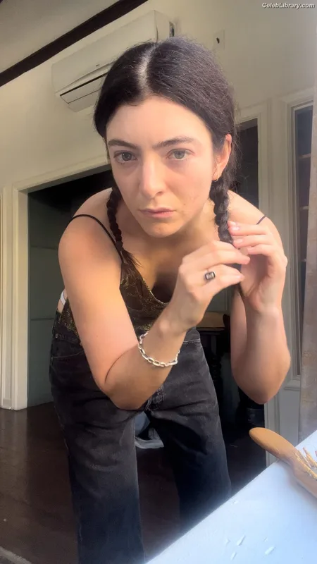 Lorde photo 5 of 540