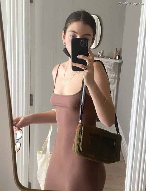Lorde photo 2 of 540