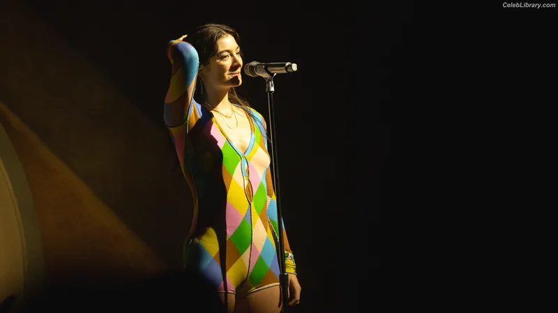 Lorde photo 18 of 540