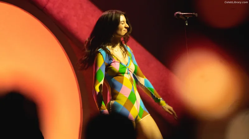 Lorde photo 3 of 540