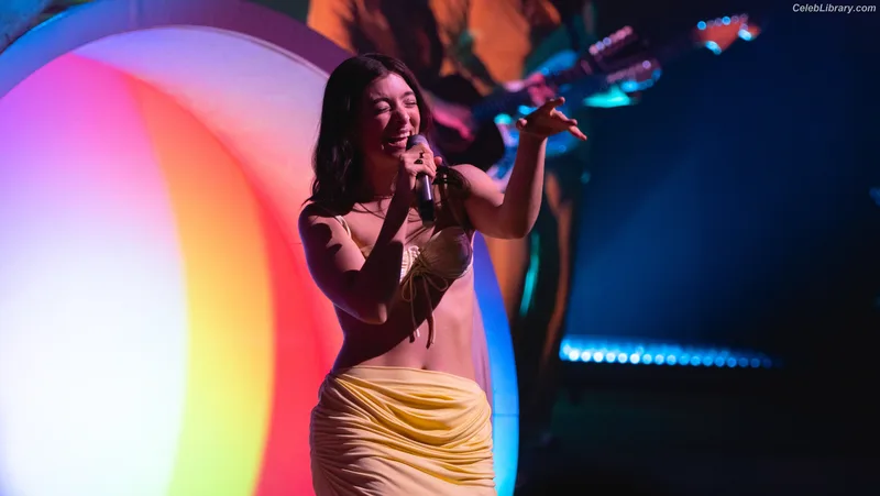 Lorde photo 8 of 540