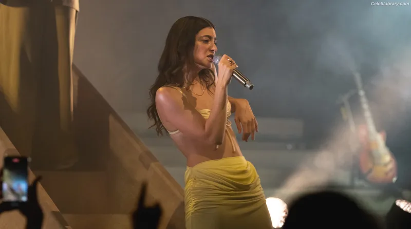 Lorde photo 10 of 540