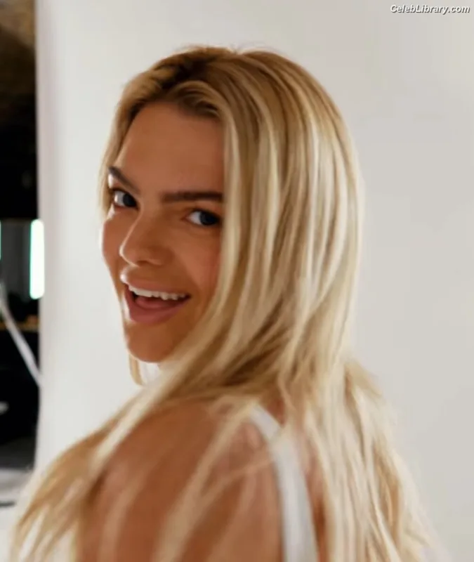 Louisa Johnson photo 14 of 127