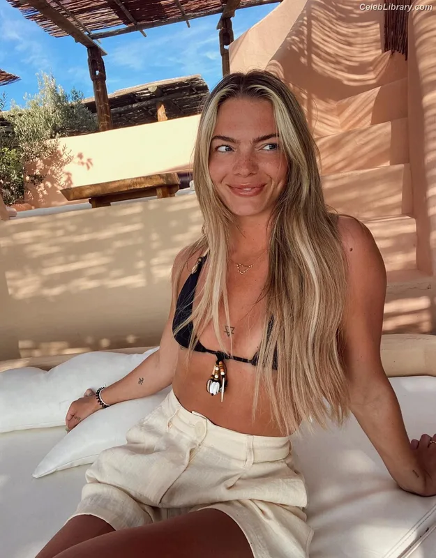 Louisa Johnson photo 5 of 127