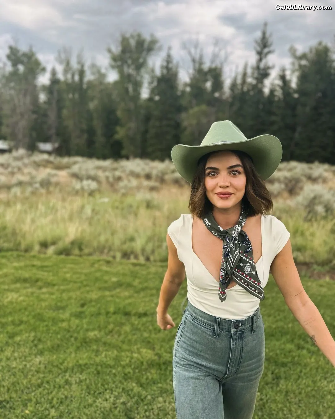 Lucy Hale photo 2 of 819