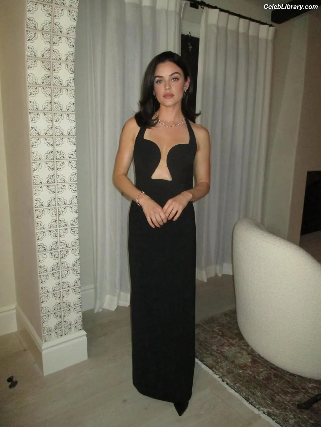 Lucy Hale photo 4 of 819
