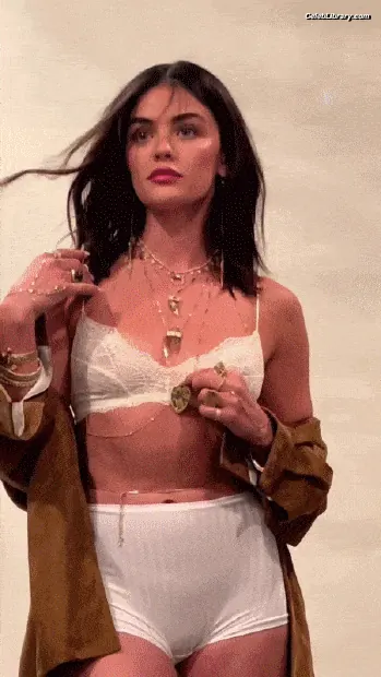 Lucy Hale photo 2 of 819